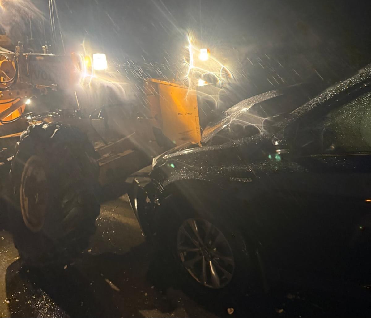 Akyazı'da sel çalışmasına giden greyder otomobille çarpıştı, 4 kişi yaralandı