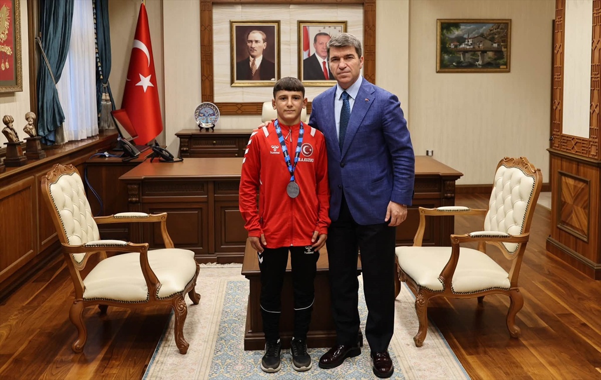 Amasya Valisi Bakan, Balkan ikincisi milli güreşçi Kuzucu'yu tebrik etti