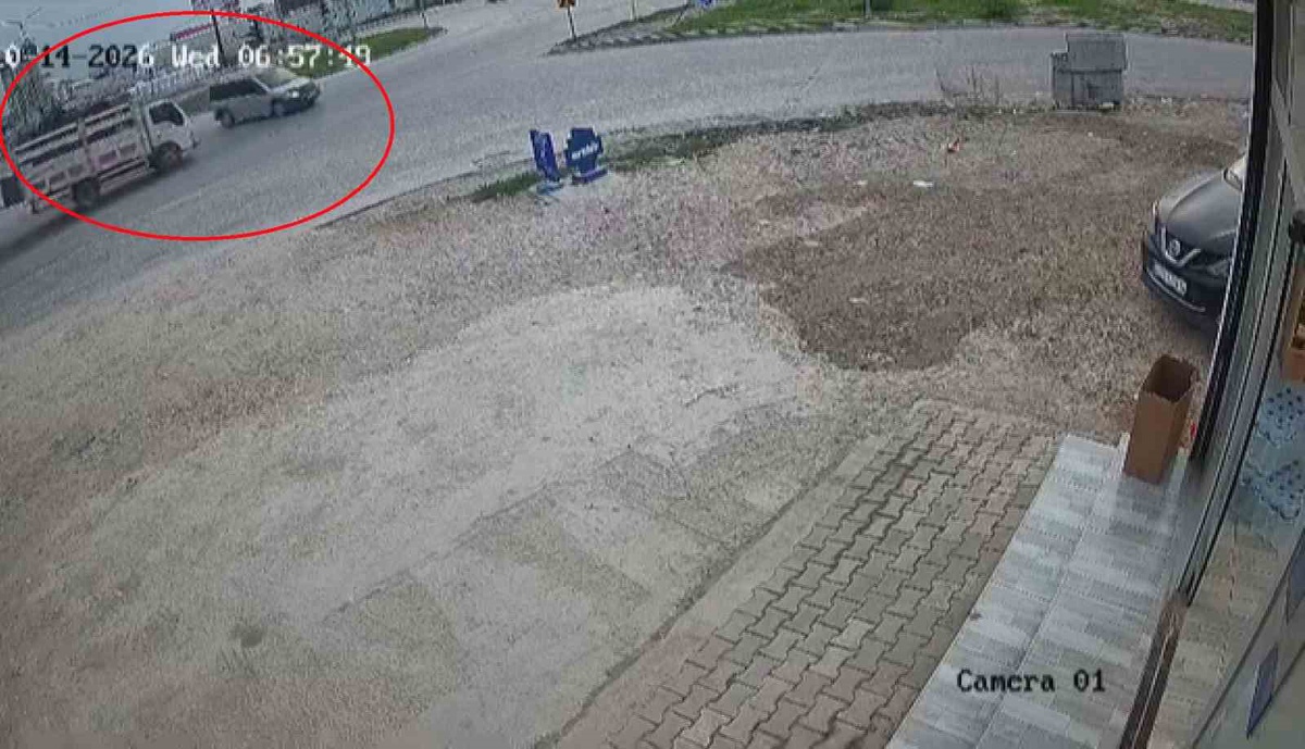 Antakya'da kamyonetle çarpışan araç sürücüsü yaralandı, kaza anı kameraya yansıdı