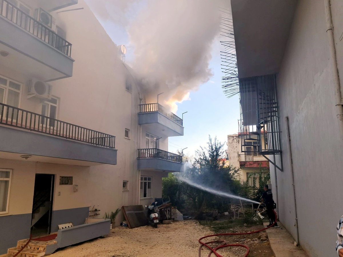 Antalya Serik'te çıkan yangında balkonda mahsur kalan kediyi Muzaffer Yıldız kurtardı