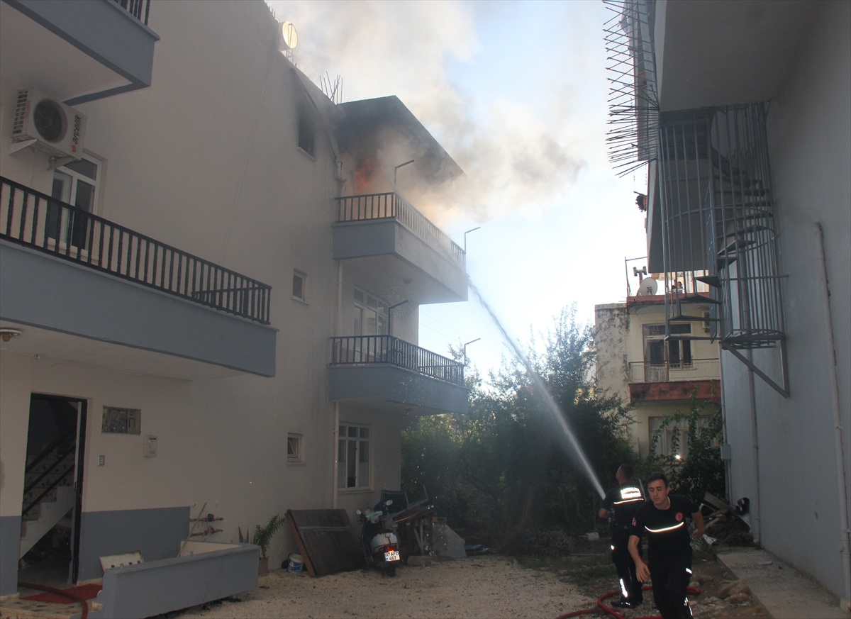 Antalya Serik'te ev yangını söndürüldü, M.E. gözaltına alındı