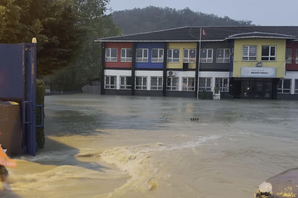 Görüntüler Arnavutköy’den! Dere taştı, okul bahçesi sular altında kaldı
