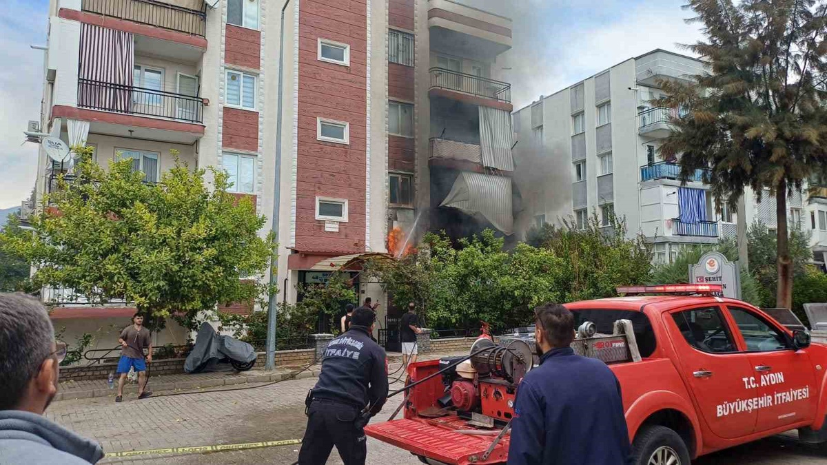 Aydın Efeler'de apartmanın ikinci katında çıkan yangına itfaiyenin müdahalesi sürüyor