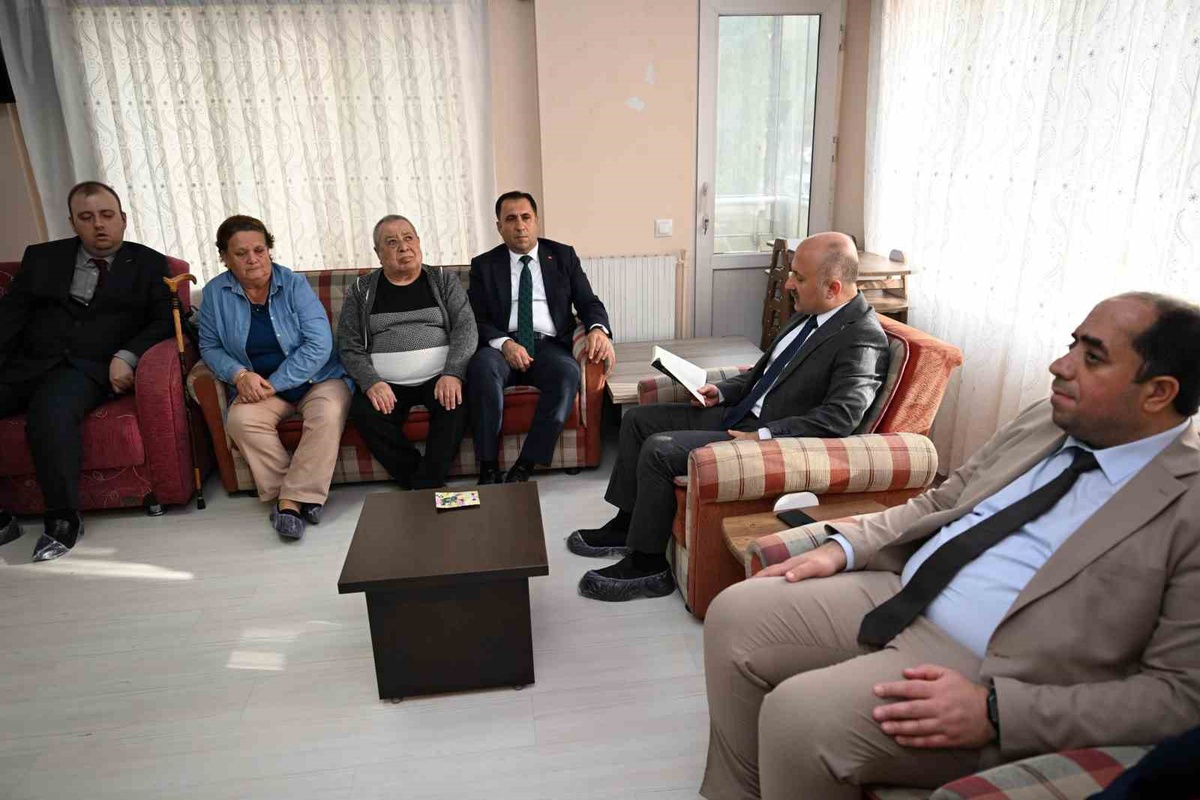 Aydın Valisi Dr. Osman Varol, görme engellilerle 'Son Ada' okudu