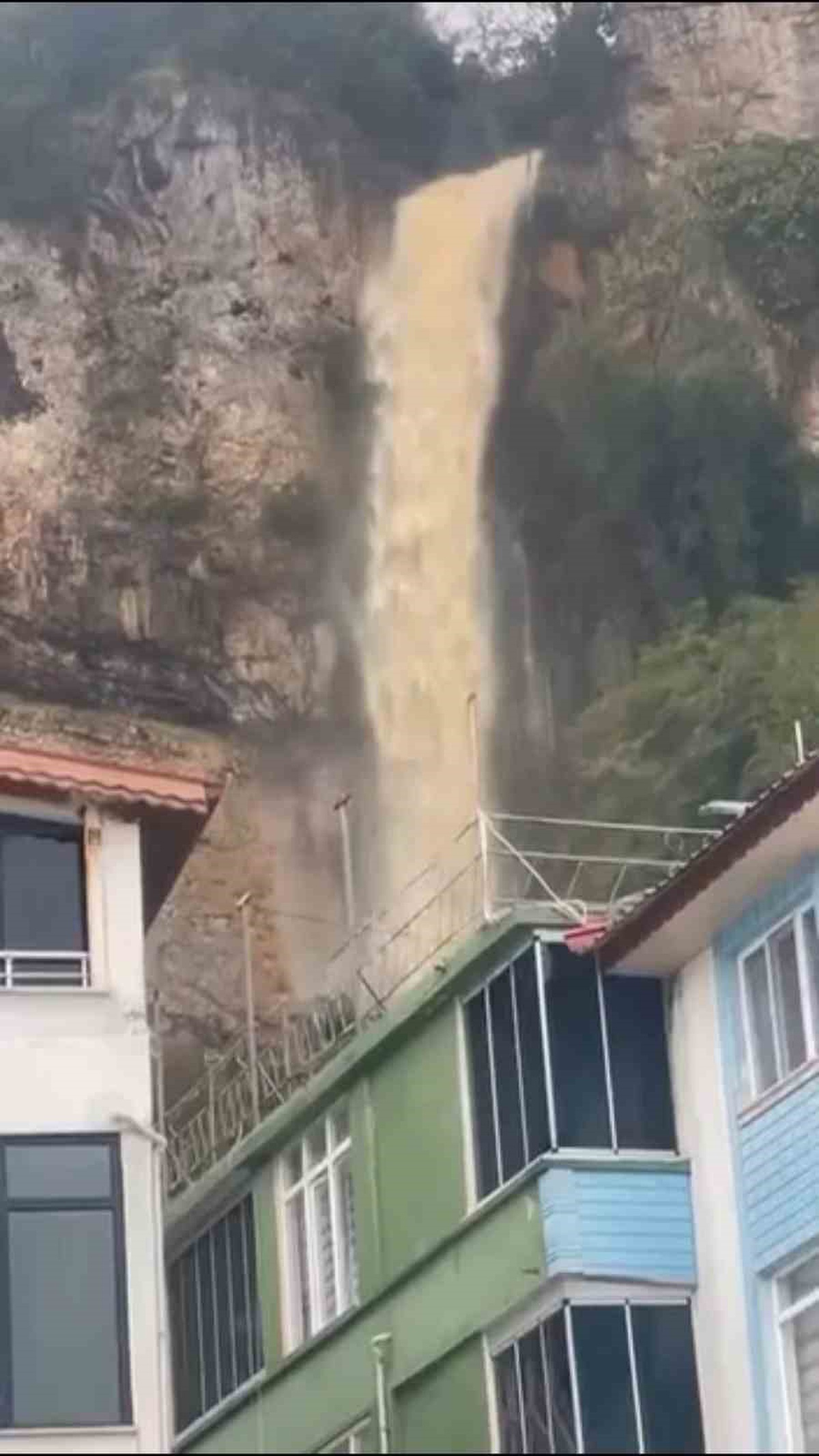 Bartın'da sağanak sonrası mazgaldan çıkan fare korkuttu! Evlerin arasından şelale aktı
