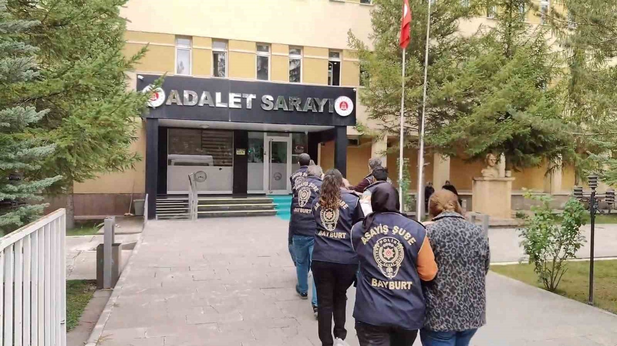 Bayburt'ta kuyumcunun 130 bin lira dolandırılmasında 4 şüpheli Gaziantep'te yakalandı