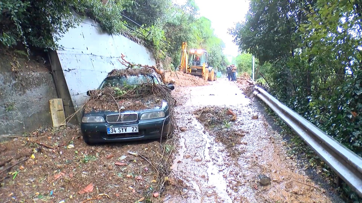 Beykoz'da sağanak sonrası toprak, park halindeki aracı yaklaşık 15 metre sürükledi