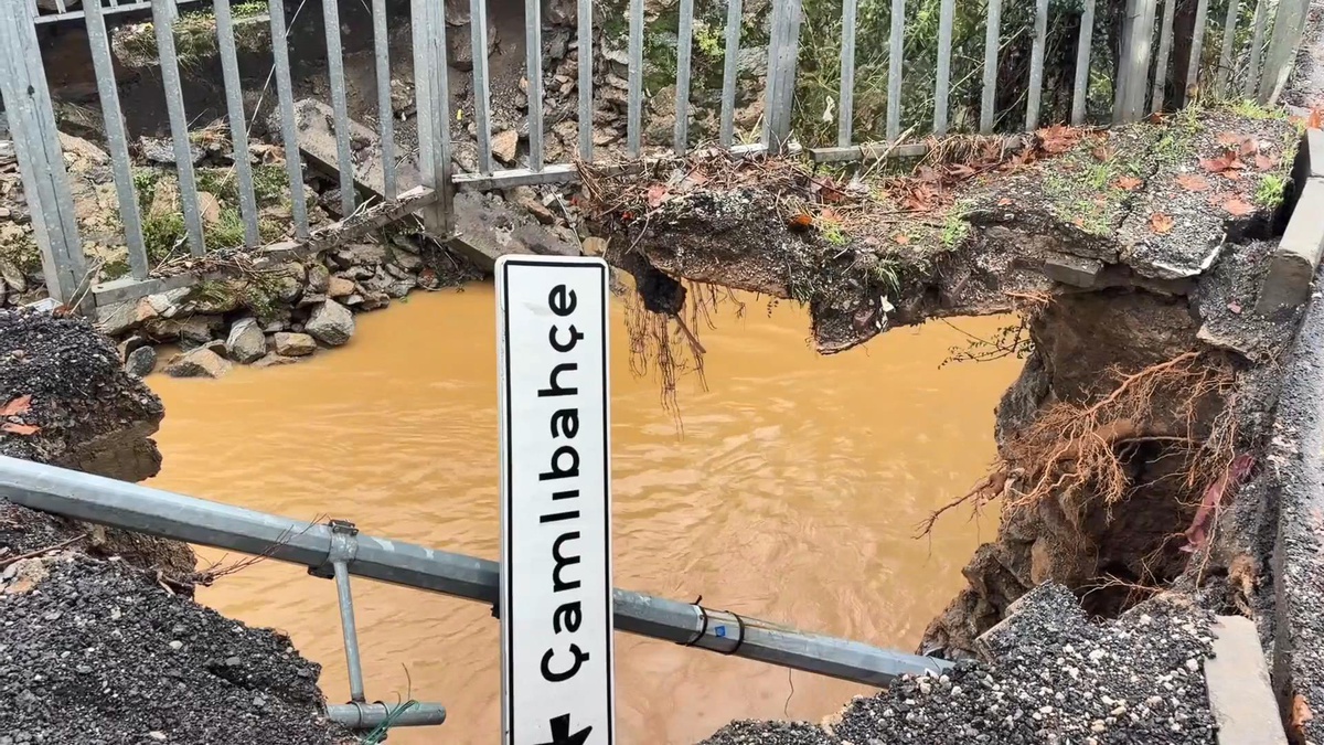 Beykoz Tokatköy'de sağanak sonrası dere köprüsünde yan duvarlar çöktü, yol kapatıldı