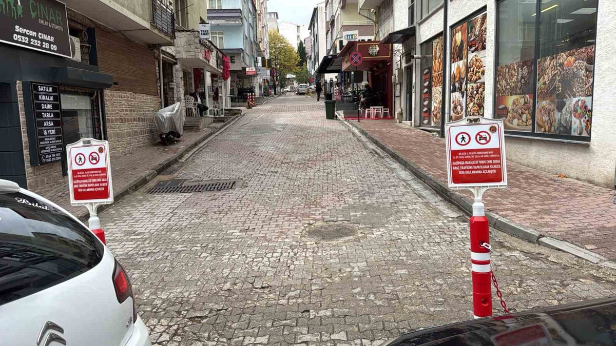 Bilecik'te Kafeler Sokağı'ndaki Yunus Emre Sokak yalnızca yayalara açıldı