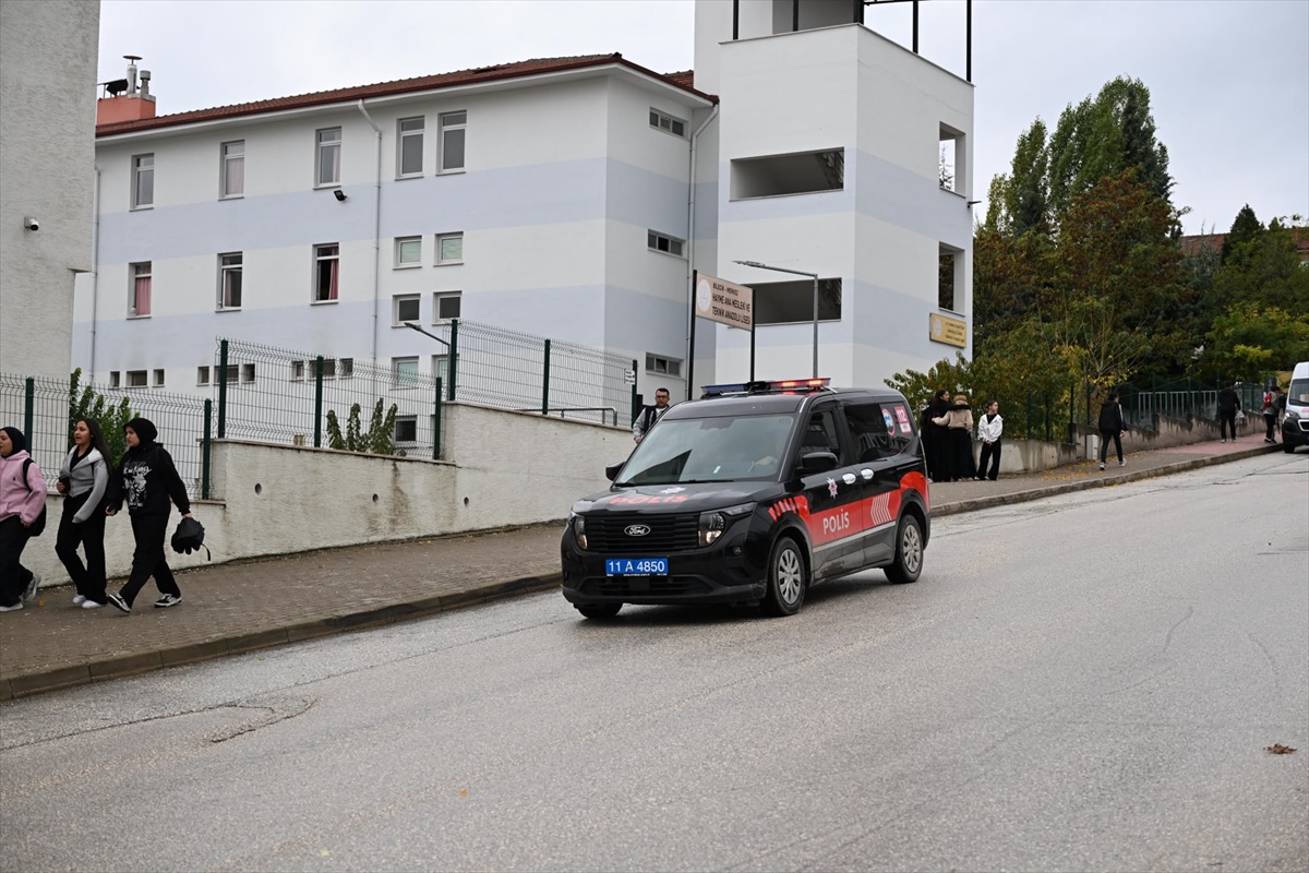 Bilecik'te yaya geçitleri ve okul servisleri için trafik denetimi yapılıyor