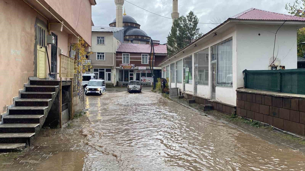 Bingöl Karlıova'da sağanak, sokakları göle çevirdi; esnaf iş yerine gidemedi