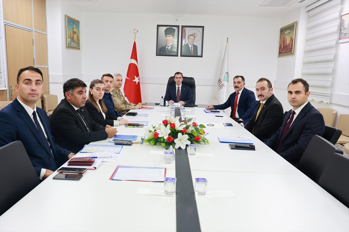 Bitlis'te asayiş, güvenlik, istihbarat toplantısı Vali Karakaya başkanlığında yapıldı