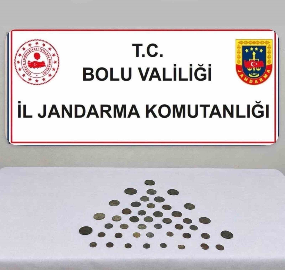 Bolu'da jandarma operasyonunda 2 şüpheli yakalandı, 45 bronz sikke ele geçirildi