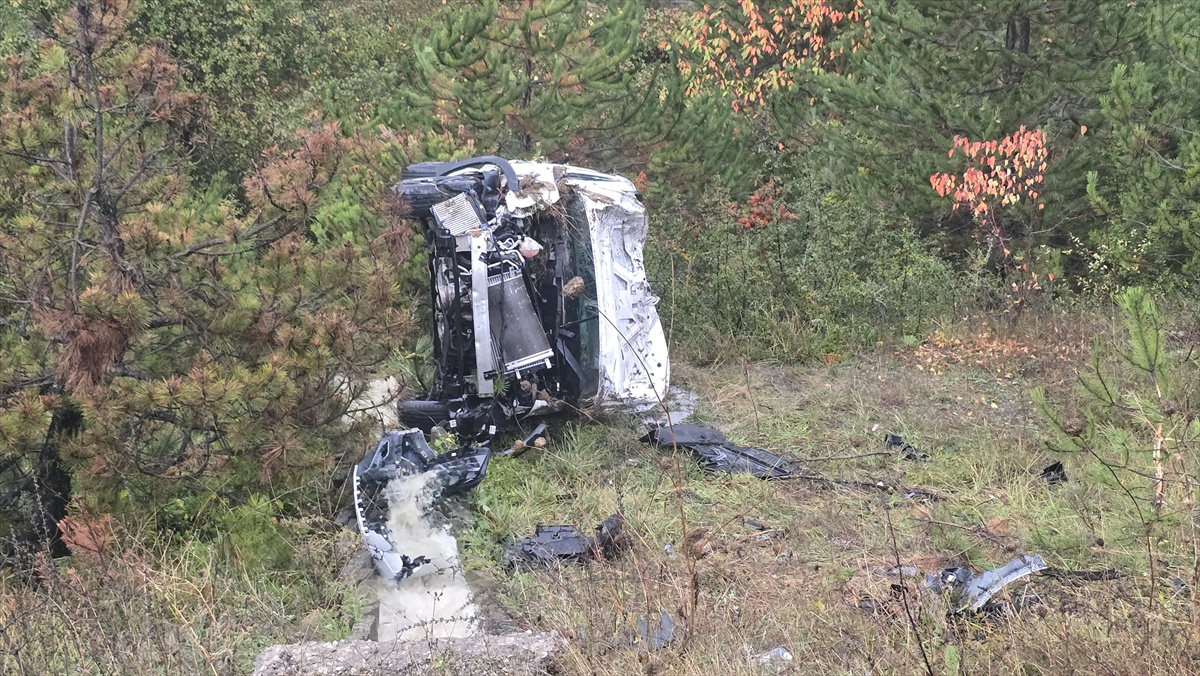 Bolu'da otoyolda sağanakta şarampole yuvarlanan araçtaki 2 kişi yara almadı
