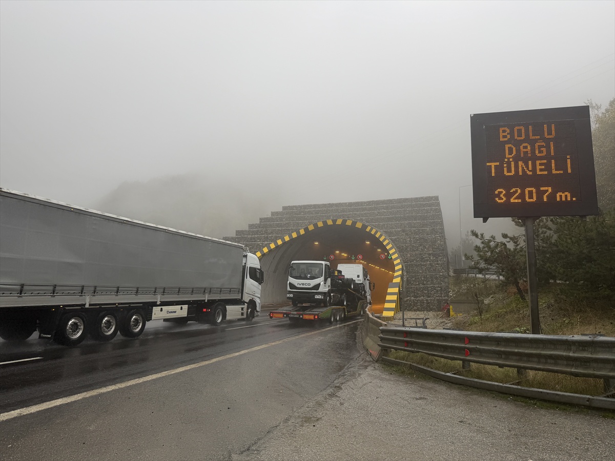 Bolu Dağı'nda sis ve sağanak görüşü düşürdü, Akçakoca'da dalgalar dalgakıranı aştı