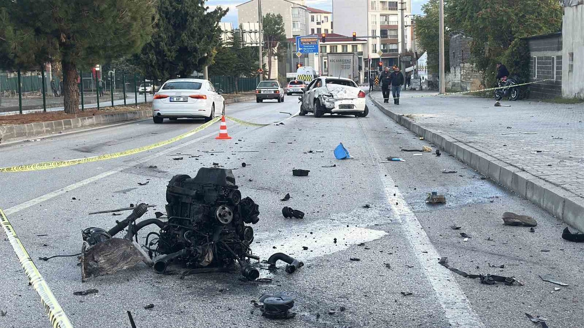 Burdur'da iki otomobil çarpıştı, motoru fırlayan aracın sürücüsü ağır yaralandı