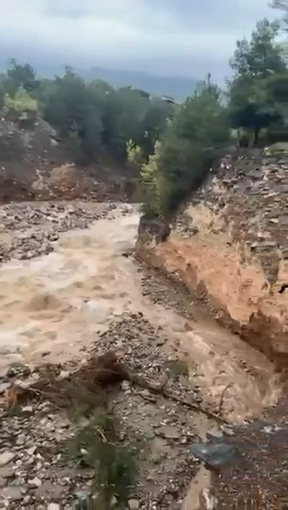 Bursa Cumalıkızık'ta sağanak sonrası heyelan amatör kameraya saniye saniye yansıdı