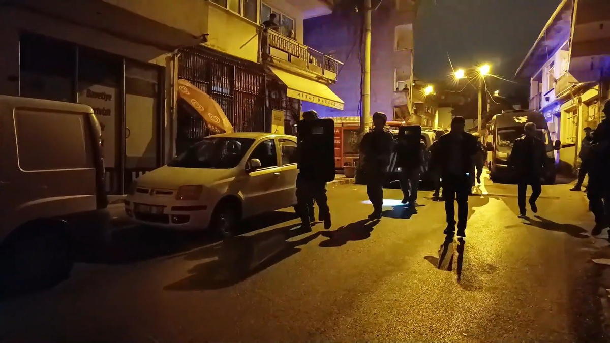 Bursa'da oğlunun bıçakla rehin aldığı anne, polisin operasyonuyla kurtarıldı