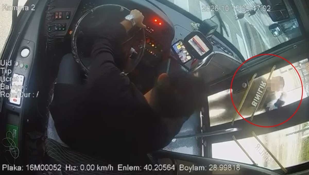 Bursa'da yayanın halk otobüsü camını yumrukla kırıp kaçtığı anlar kameraya yansıdı