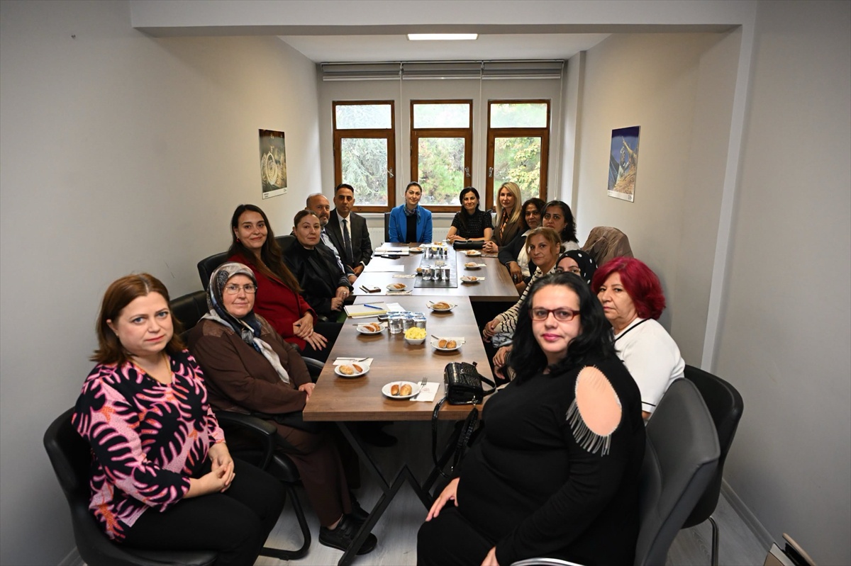 Canan Sezer, koruyucu ailelerle Edirne Şehir Gönüllüleri Vakfında buluştu