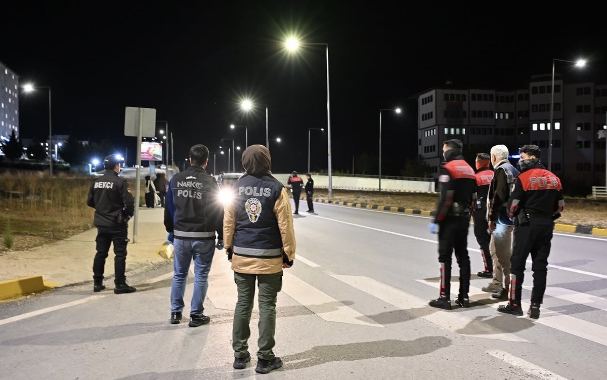 Çankırı'da polis, KYK yurtları çevresinde öğrenciler için asayiş denetimi yaptı