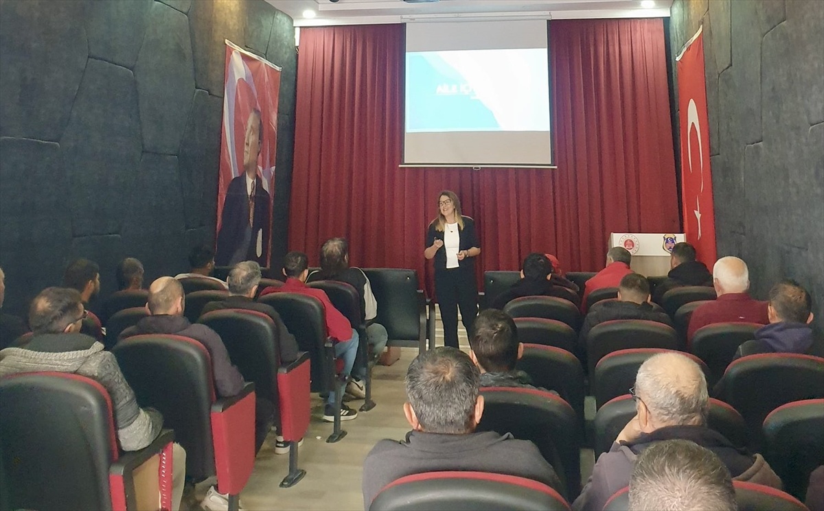 Cezaevlerindeki tutuklu ve hükümlüler Eskişehir'de aile içi iletişim eğitimi aldı