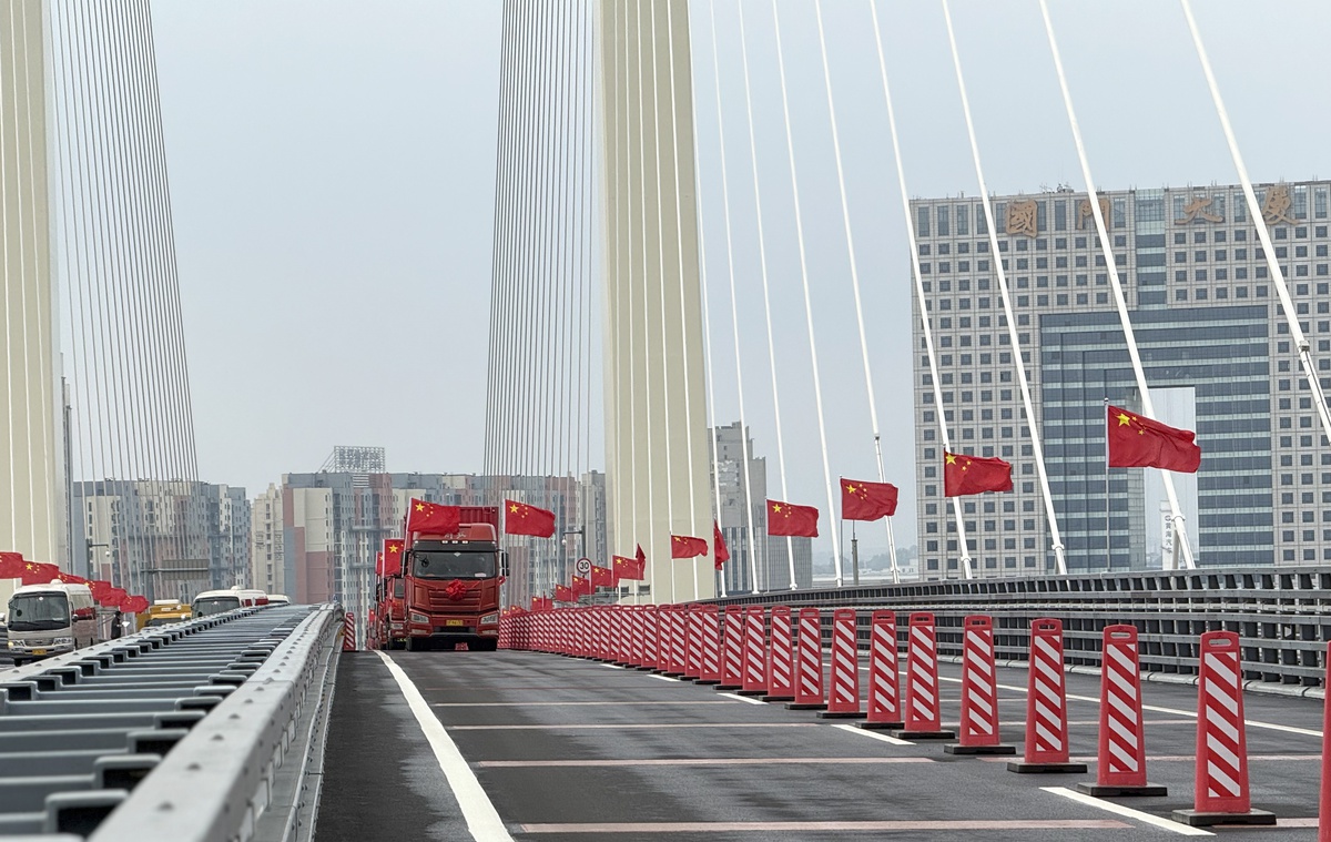 Çin ile Kuzey Kore arasındaki Yalu Nehri üzerindeki yeni köprü trafiğe açıldı