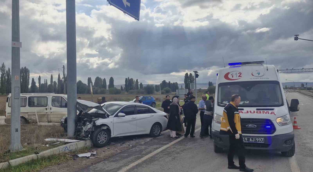 Çorum Alaca'da minibüs ile otomobil çarpıştı, 6 kişi yaralandı