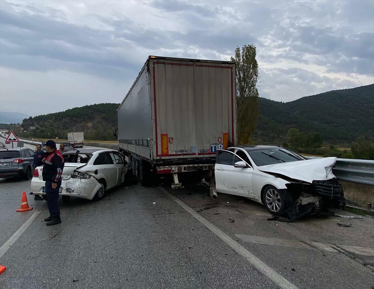 Çorum Kargı'da 2 otomobil ile tırın karıştığı kazada 2 kişi yaralandı