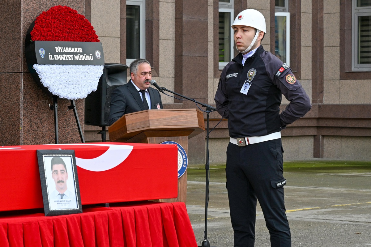 Diyarbakır'da kalp kriziyle ölen polis memuru Bulut'un cenazesi Ankara'ya gönderildi