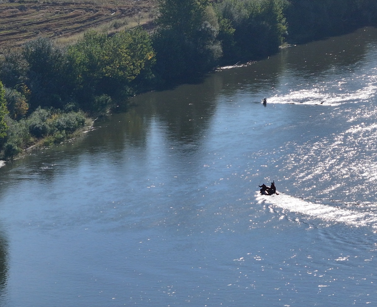 Edirne'de Meriç Nehri'nde göçmen botu alabora oldu, 1 çocuk öldü, 2 çocuk kayboldu