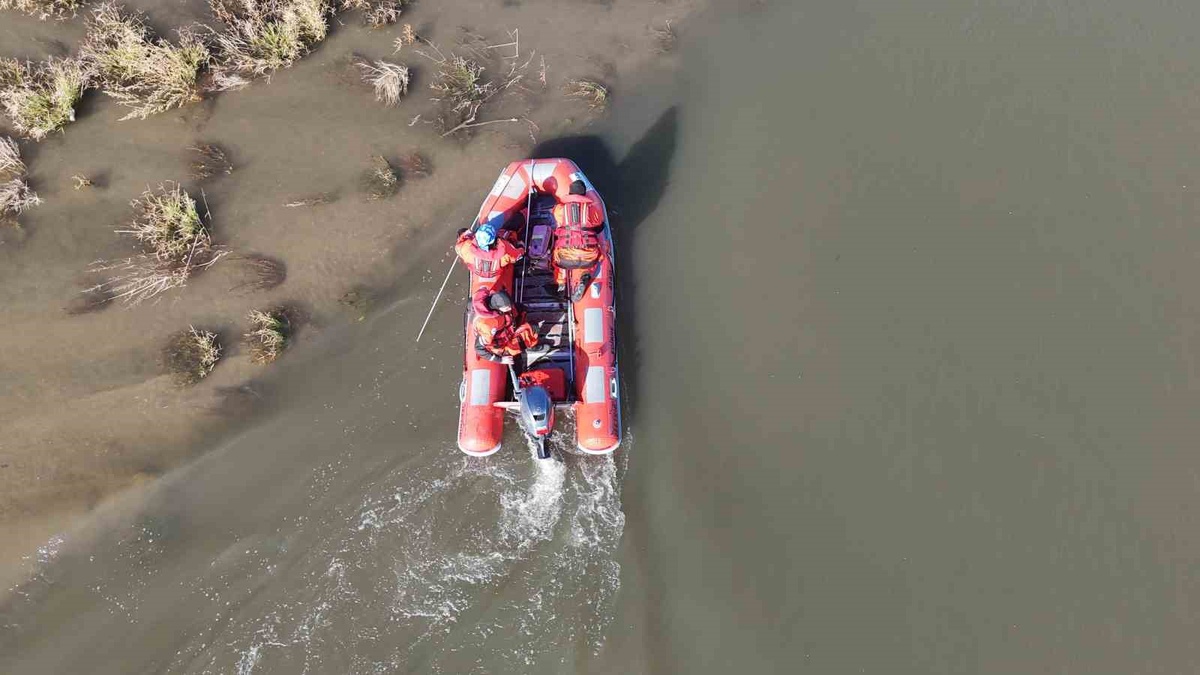 Edirne'de Meriç Nehri'nde mahsur göçmen ailede 1 çocuk öldü, 2 çocuk aranıyor
