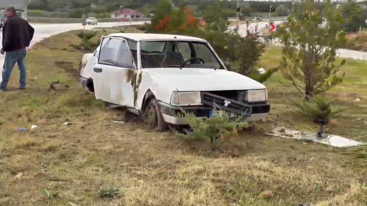 Elazığ-Bingöl kara yolunda refüje çıkan TOFAŞ marka otomobilde 2 kişi yaralandı