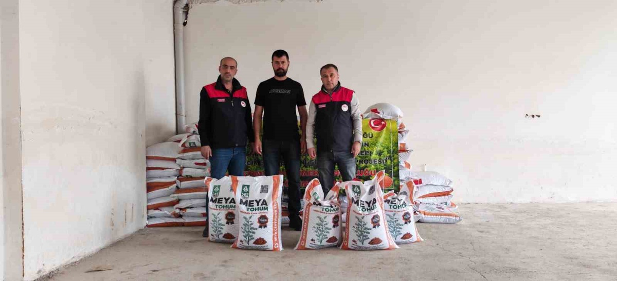 Elazığ Palu'da üreticilere 10 ton kırmızı mercimek tohumu dağıtıldı