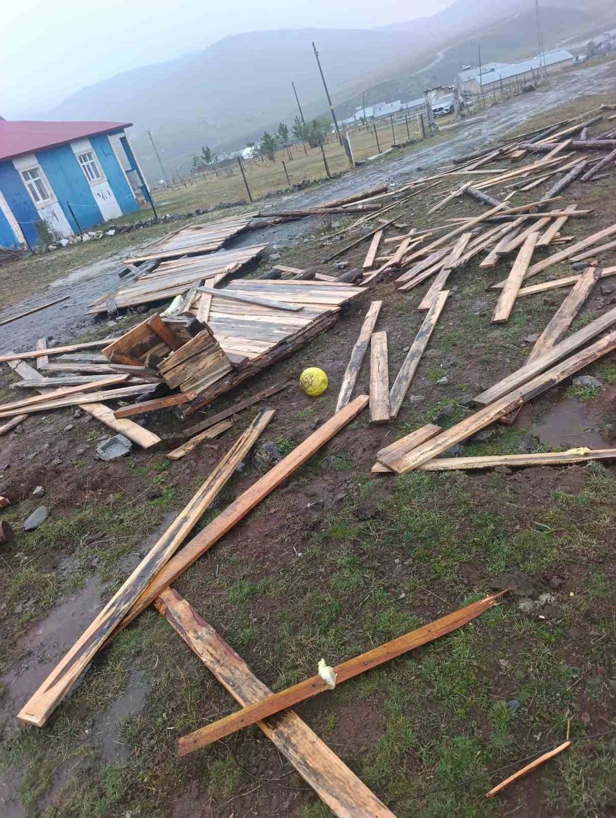 Erzurum Tekman'da hortum, karaciğer nakilli vatandaşın ahır ve kiler çatısını uçurdu