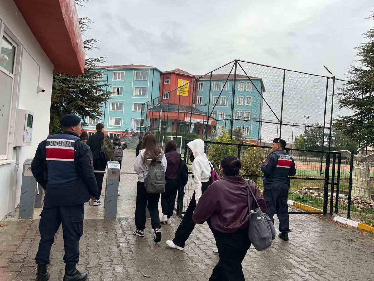 Eskişehir'de jandarma, 80 okul ve 24 servis aracını denetledi, olumsuzluk bulunmadı