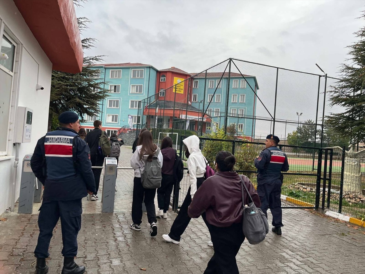 Eskişehir'de jandarma, 80 okul ve çevresini, 24 servis aracını denetledi
