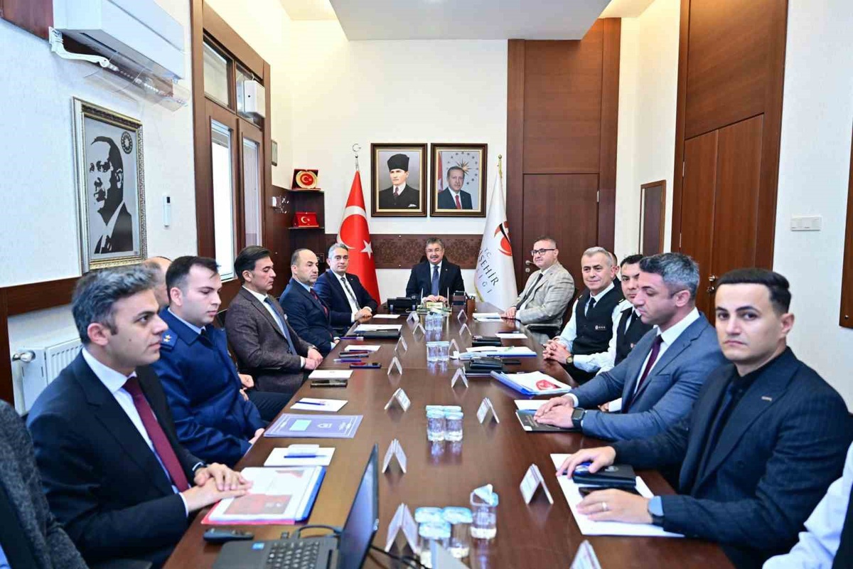 Eskişehir Valisi Yılmaz başkanlığında güvenlik ve asayiş toplantısı gerçekleştirildi