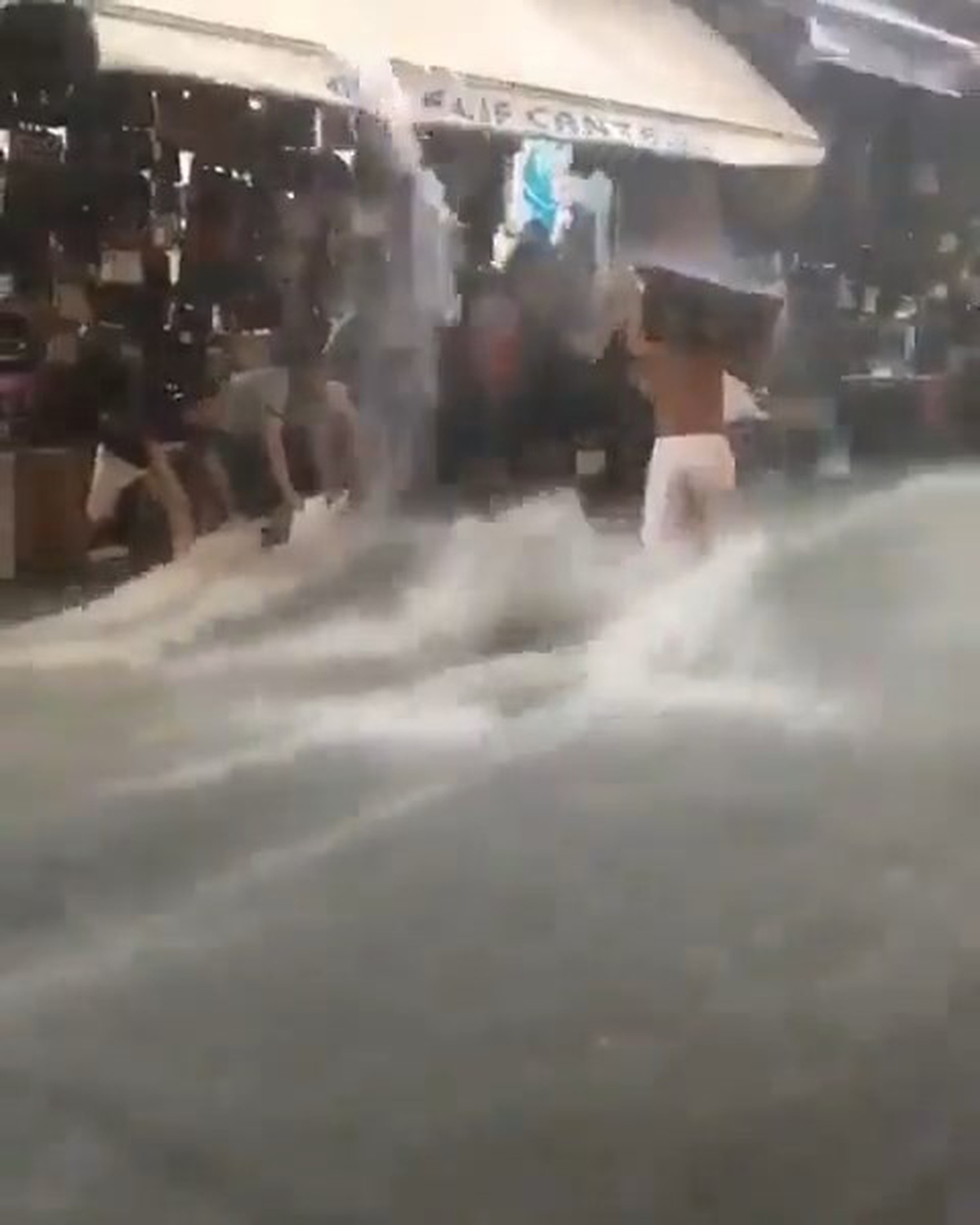 Fatih'te sağanakta esnafın akıntıya kapılmaktan kurtulduğu anlar kamerada kaldı