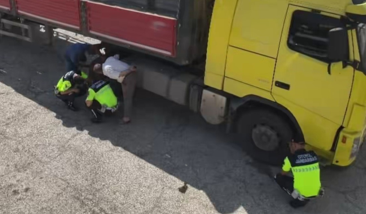 Gaziantep otoyolunda jandarma denetiminde 25 sürücüye lastik cezası kesildi