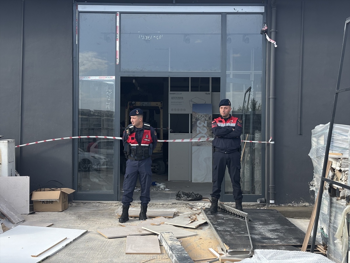 Gaziantep Şahinbey'de mermer stantı devrilince 1 işçi öldü, 1 işçi ağır yaralandı.