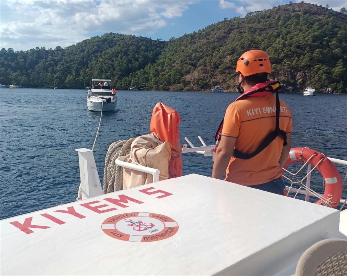 Göcek önlerinde sürüklenen teknedeki 4 kişi Kıyı Emniyeti ekiplerince kurtarıldı