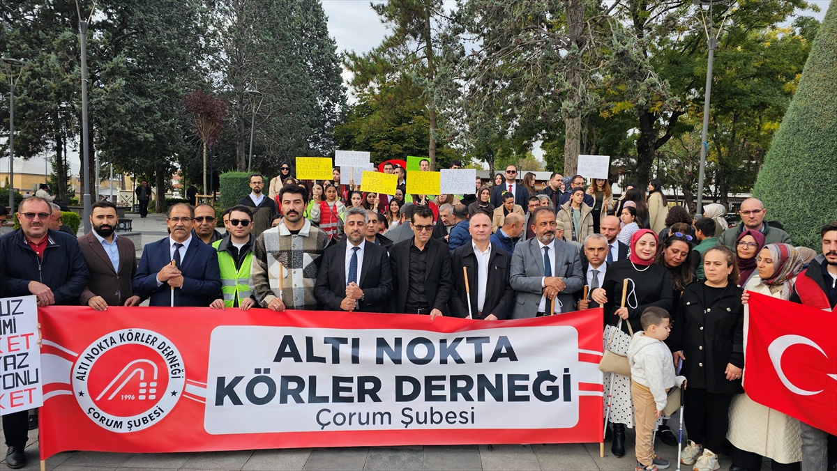 Görme engelliler Çorum'da beyaz baston farkındalığı için Saat Kulesi'ne yürüdüler