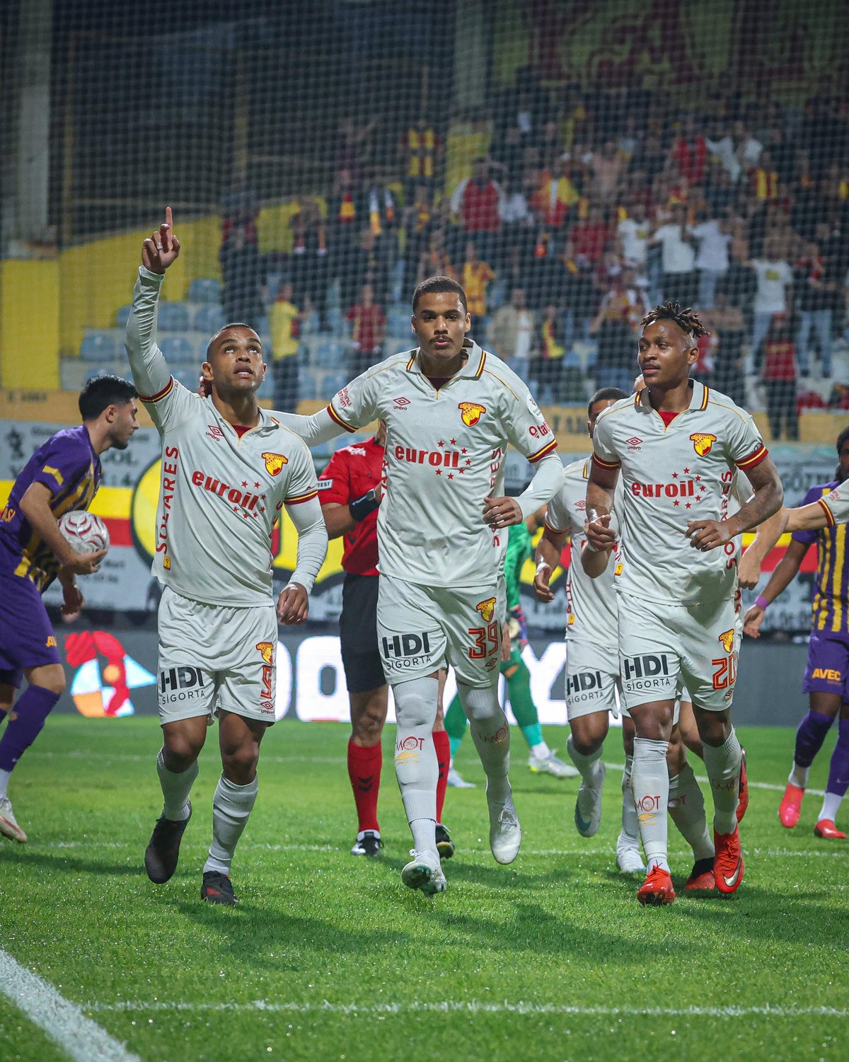 Göztepe, evinde 3'te 3 yapan Kocaelispor'a konuk olacağı maçta 3 puan arıyor