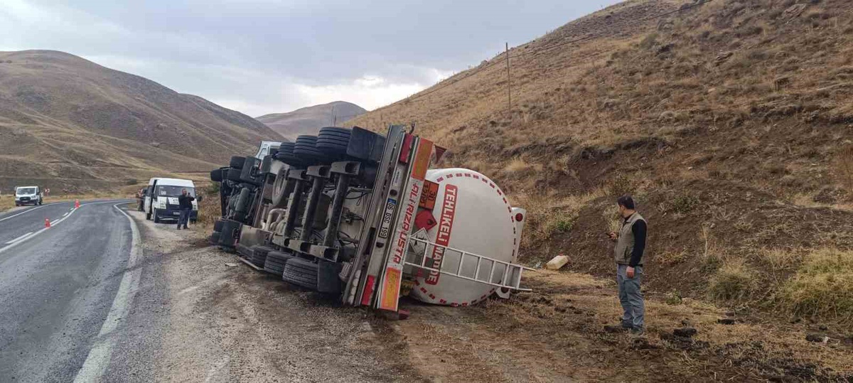 Hakkari-Van kara yolunda yağış nedeniyle devrilen tankerin sürücüsü yara almadı
