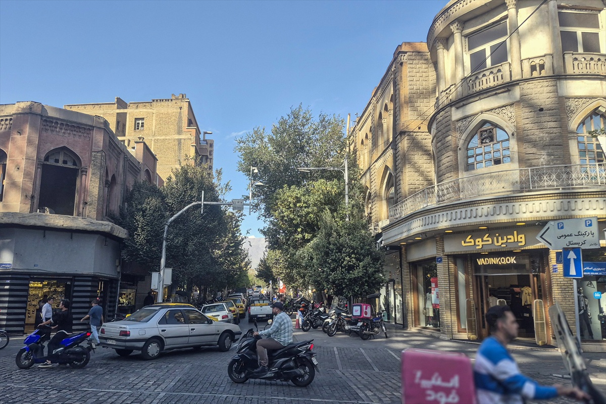 İran'ın ilk modern caddesi Lalezar motosiklet gürültüsü altında eski günlerini arıyor