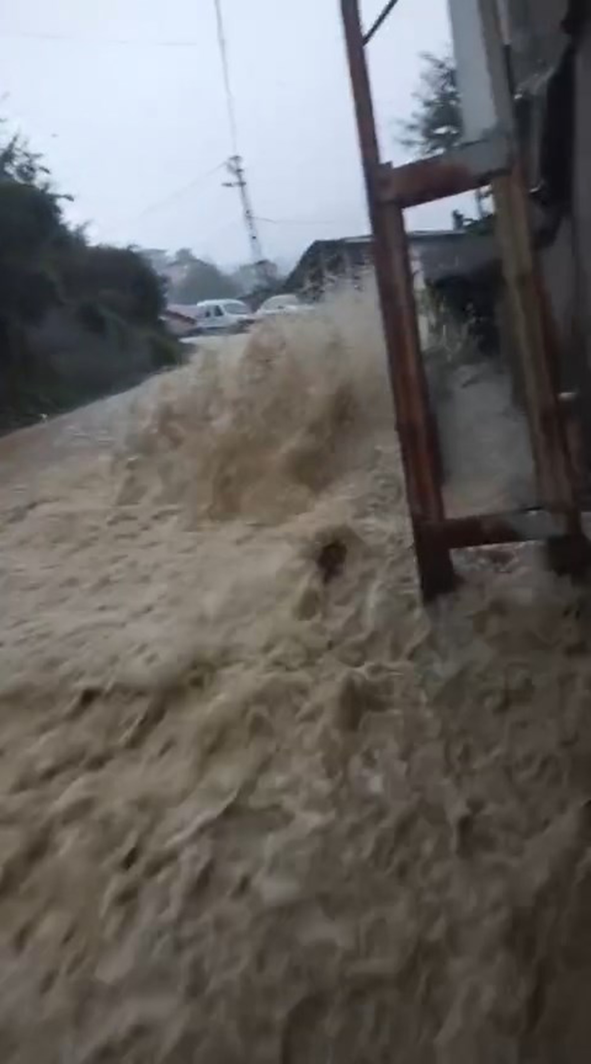 İstanbul Beykoz'da sağanak nedeniyle rögarlar taştı, cadde göle döndü