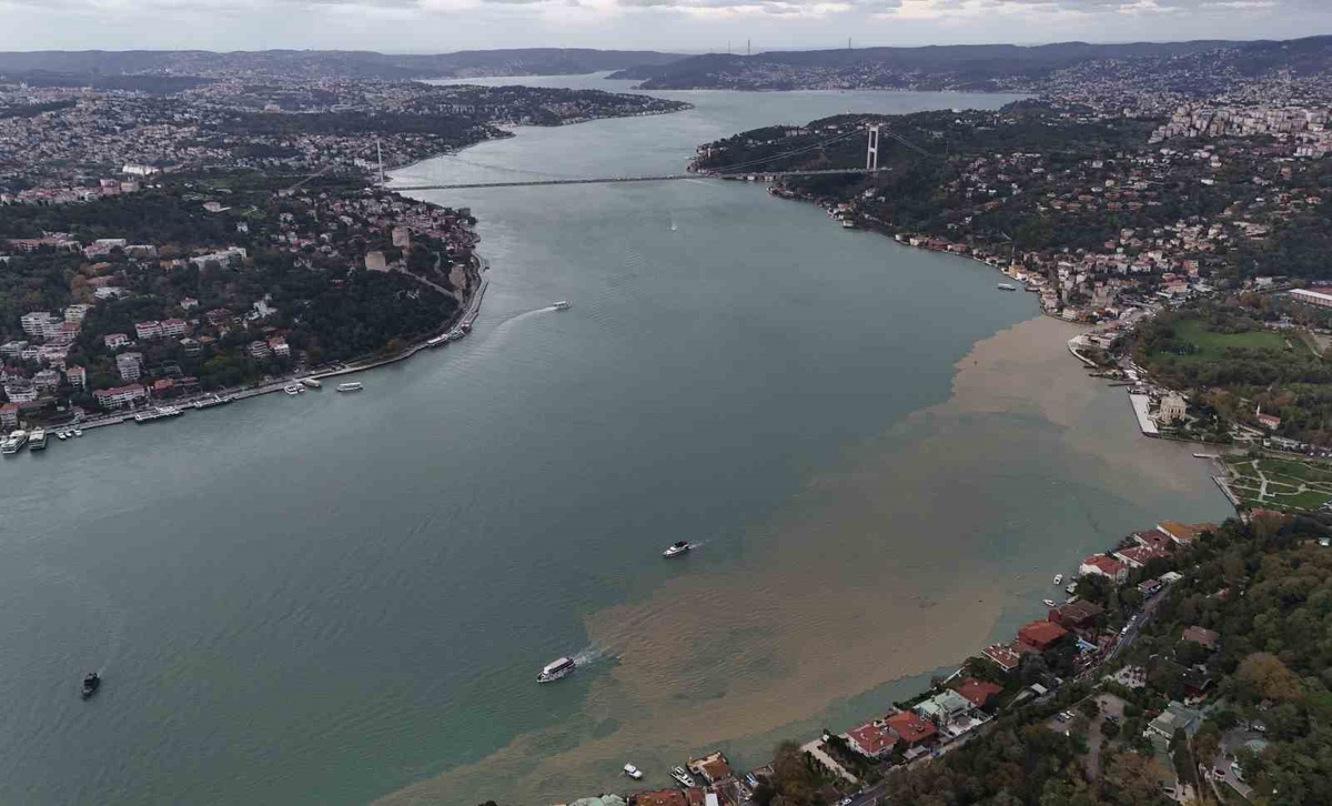 İstanbul Boğazı, sağanak sonrası Küçüksu Deresi'nden gelen çamurla kahverengiye döndü