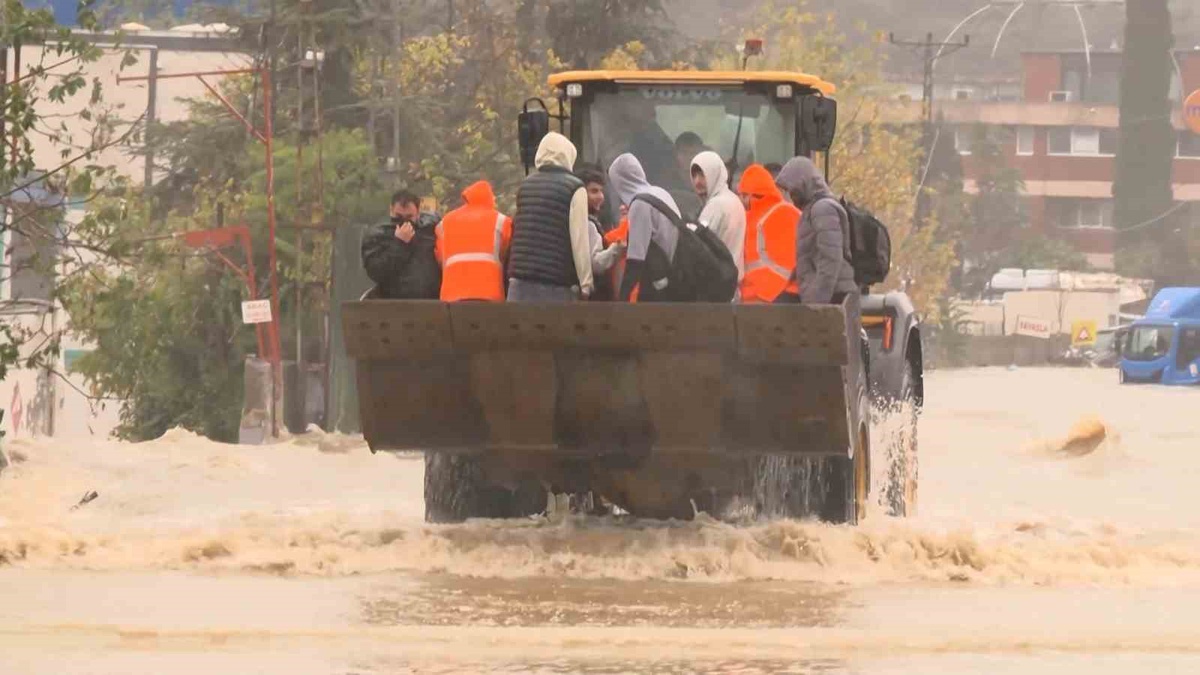 İstanbul'da sağanakta Sarıyer Ayazağa'da mahsur kalanlar iş makinesiyle kurtarıldı.