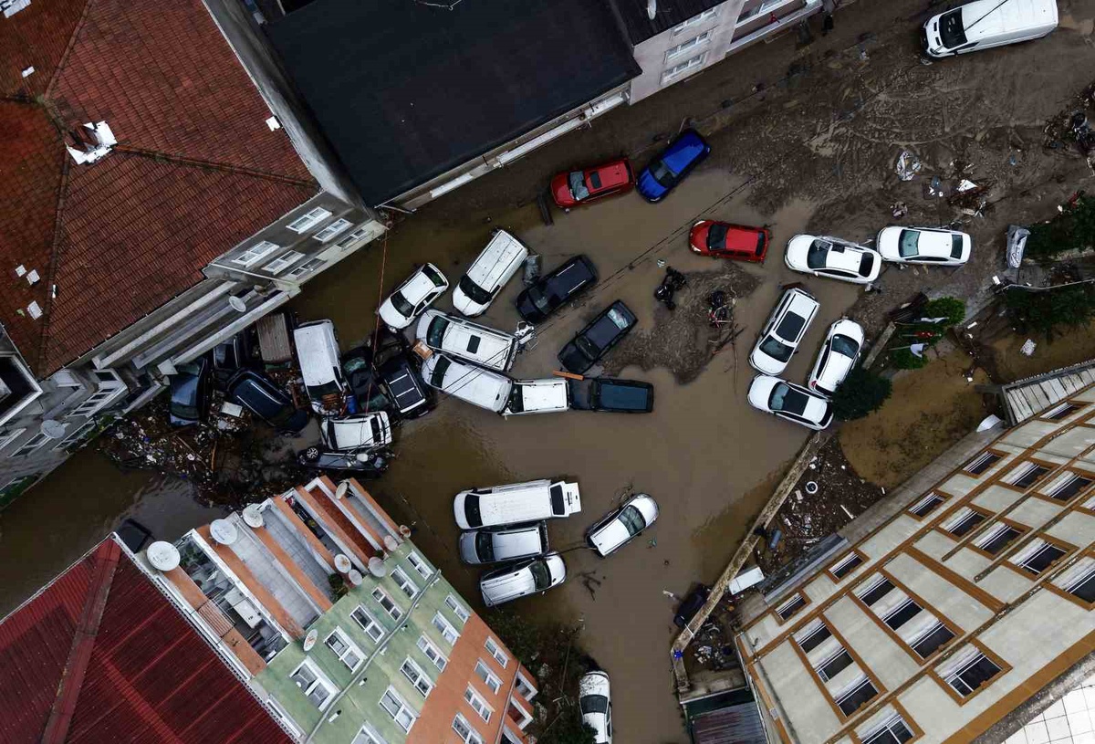 İstanbul'da sel Sarıyer Ayazağa'da araçları metrelerce sürükledi